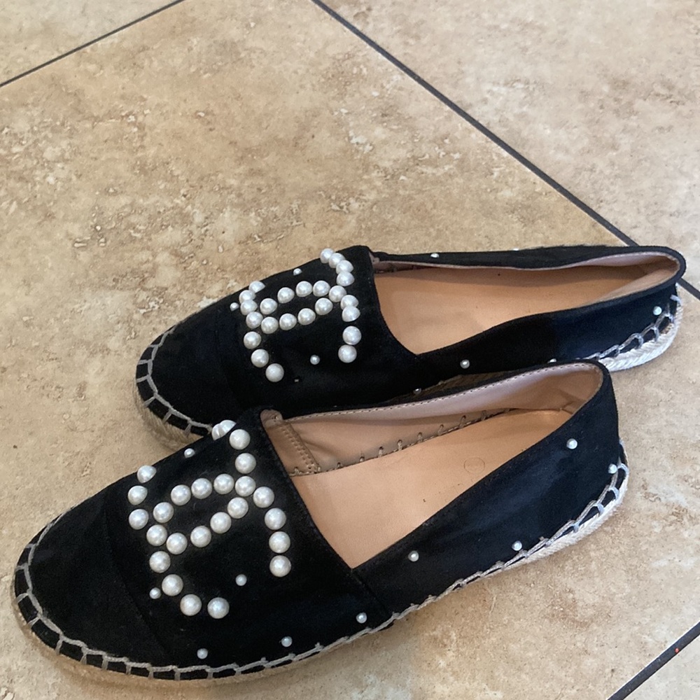 Preowned. EU 39. Black suede w/pearl C’s Authentic. - Picture 10 of 15